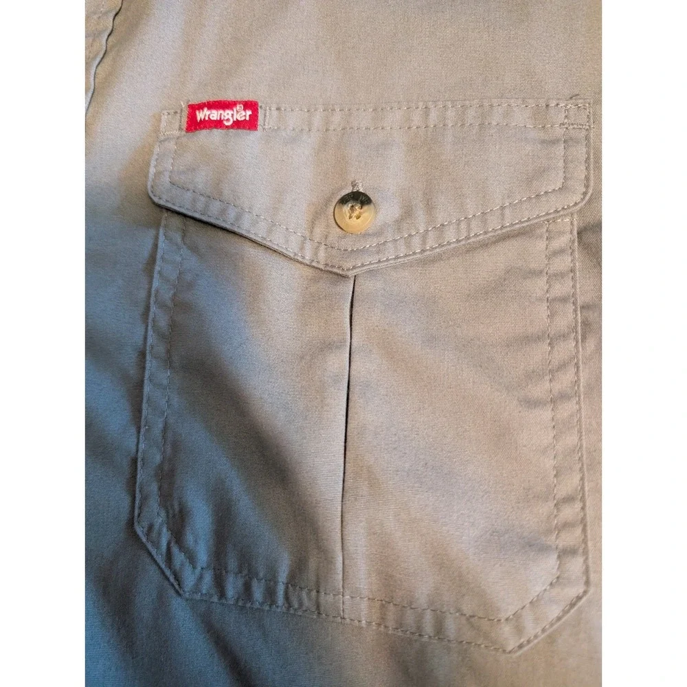 Wrangler Men's Relaxed Fit Short Sleeve Woven Button Up Shirt Size L Large Gray